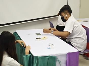 Instruction for tying and pleating to
decorate the table.